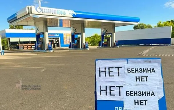 К середине сентября дефицит бензина коснулся более половины заправок по АИ-95 и примерно трети по АИ-92; очереди растут, на отдельных станциях введены лимиты продаж, ситуация особенно напряжена в Санкт-Петербурге и Ленобласти.
