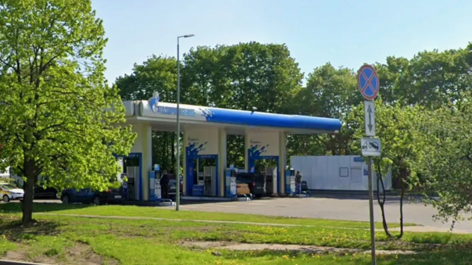 Атака на нефтеперерабатывающий завод привела к лимитам на продажу топлива и перебоям на столичных заправках.