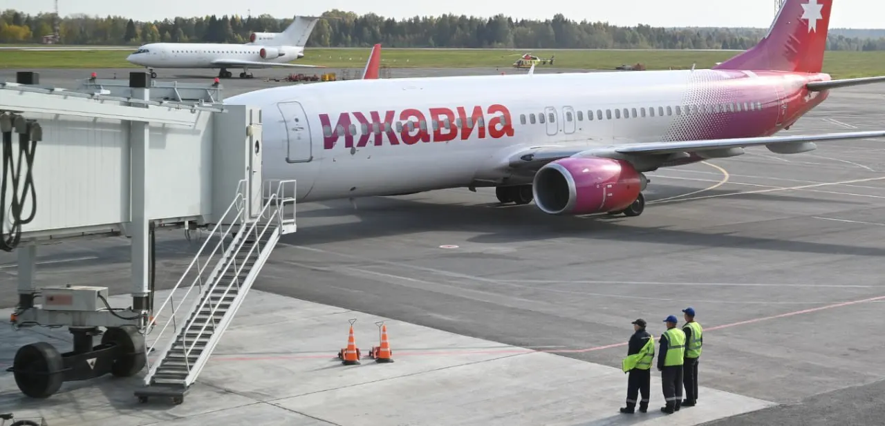 Авиакомпания Ижавиа проводит реструктуризацию: часть сотрудников отправлена в оплачиваемый простой или в неиспользованный отпуск, часть переведена в другие подразделения, штат снизился на 21 человека.