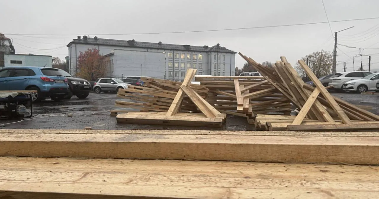 Строительство торгово-делового центра с общественной парковкой на более чем 100 мест началось; завершение ожидается в 2028 году.
