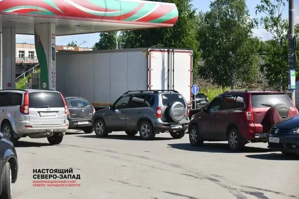 Цены на бензин достигают близко к 150 ₽ за литр, на отдельных АЗС вводят лимиты на отпуск топлива.