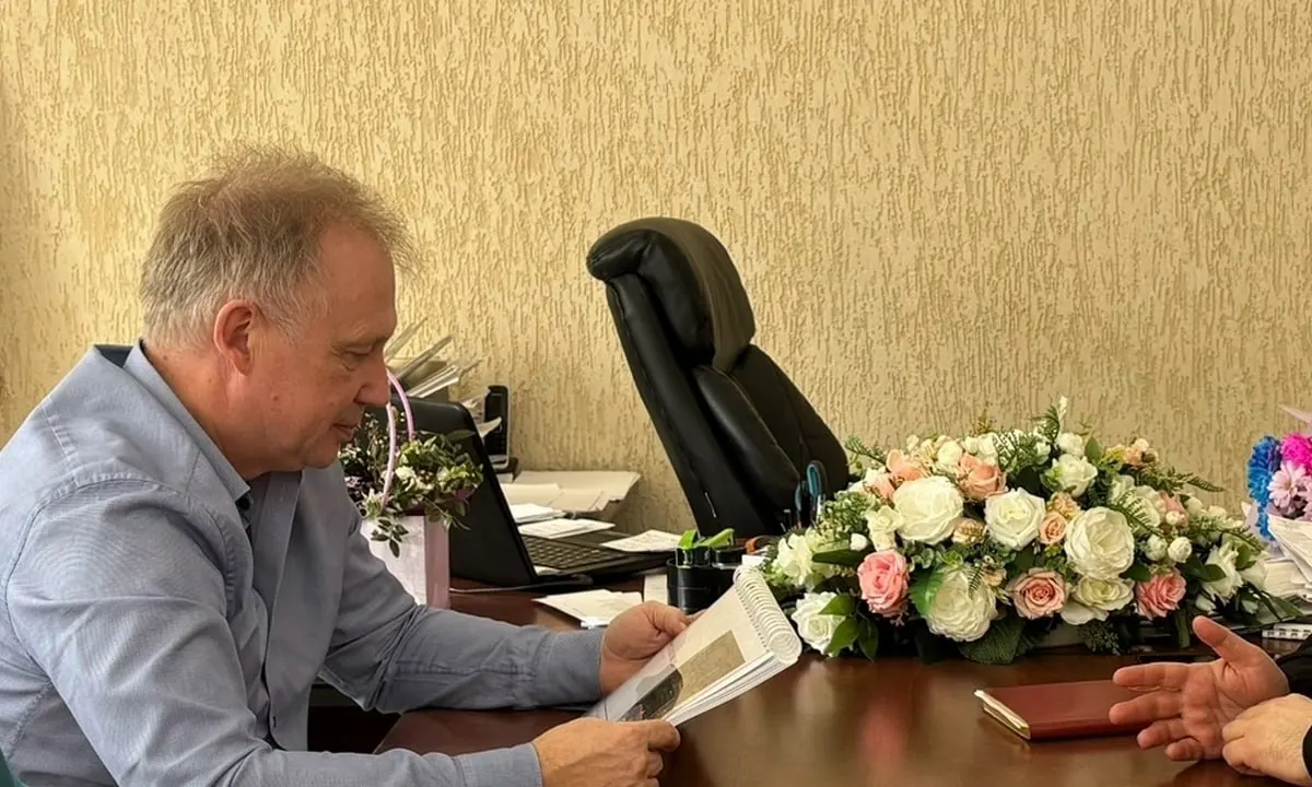 Прокуратура установила, что при заключении 14 контрактов на поставку лекарств на сумму свыше 63 млн рублей супруга директора выступала представителем поставщика. Директор уволен по утрате доверия. С ноября 2024 года на посту руководителя работал Аркадий Осташков.