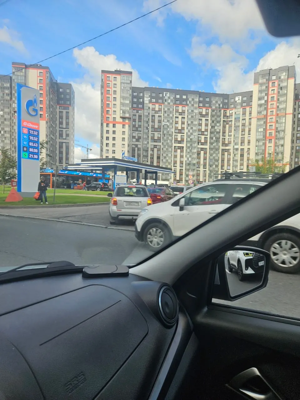 В Санкт-Петербурге водители сообщают о длинных очередях на АЗС и ограничениях по продаже топлива на фоне кризиса.