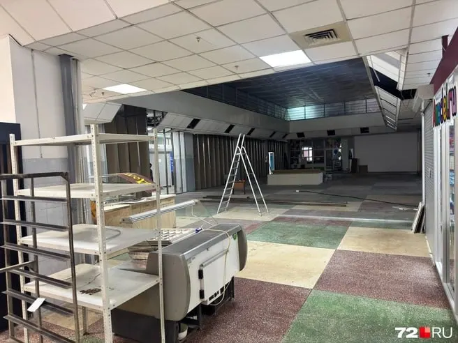 На первом этаже рынка частично убрали торговые точки с овощами, фруктами, мясной и колбасной продукцией, а также кафе узбекской кухни. По планам, на этом месте откроется супермаркет, дата открытия пока неизвестна. Остальные этажи работают, посетителей стало меньше.