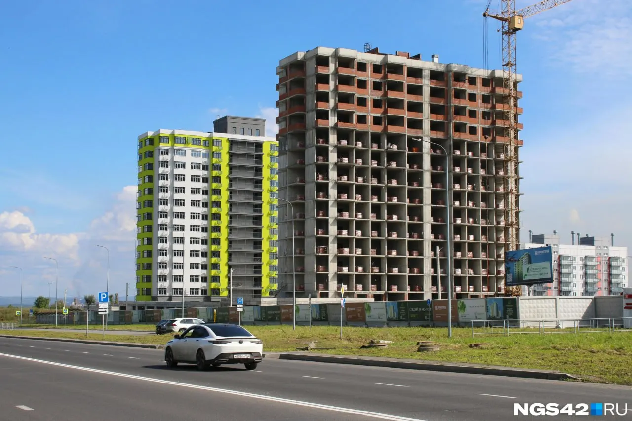 Несмотря на кризис, в городе ведутся крупные строительные проекты: часть реализуется, часть уже завершена, а другие продолжаются, формируя новый облик города.
