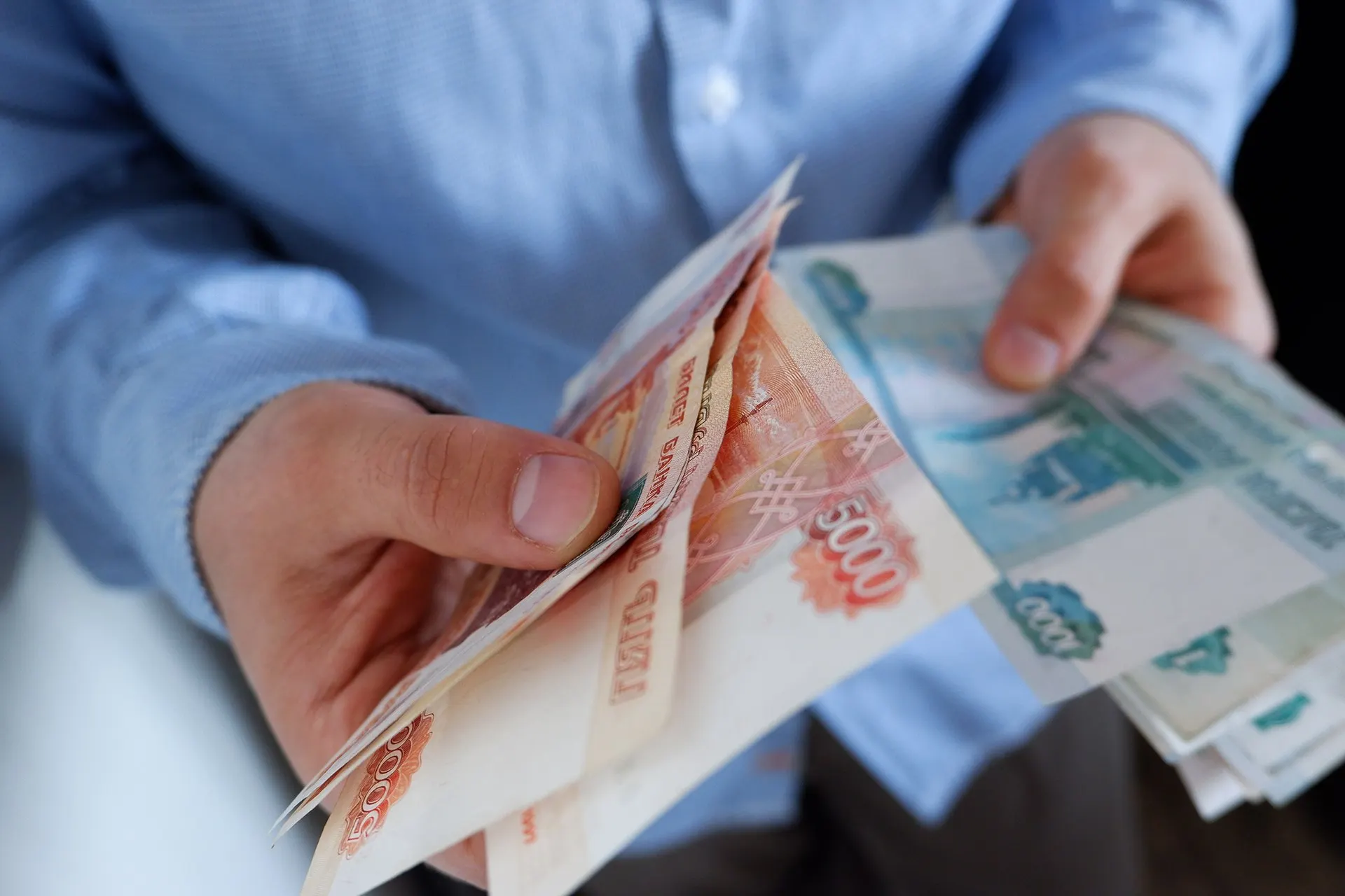 Должник погасил крупную задолженность после действий судебных приставов; ему грозил арест счетов и исполнительский сбор.