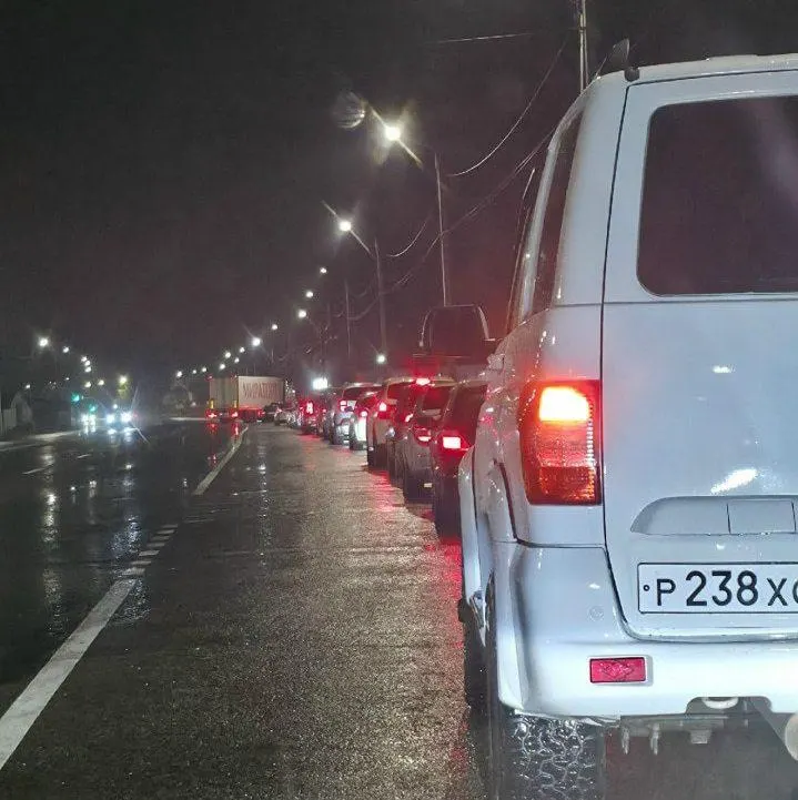 В Курске и Курчатове часть заправок закрыта или работает с перебоями; данные о наличии топлива обновляются не на всех станциях; жители жалуются на длительные очереди.
