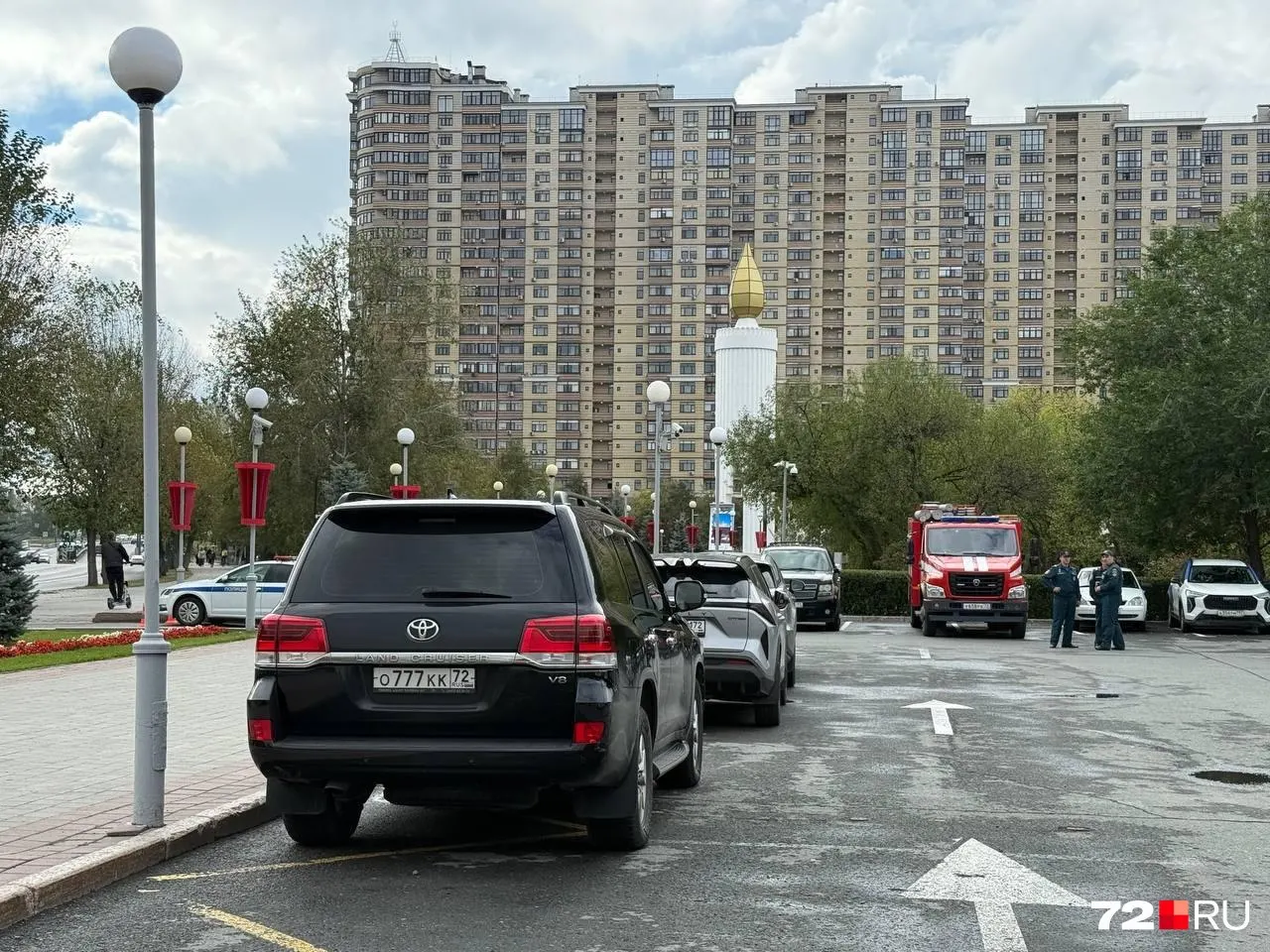 Парковка для аккредитованных транспортных средств на форуме оказалась почти пустой, цены включают аренду автомобиля с водителем и сопутствующие услуги.