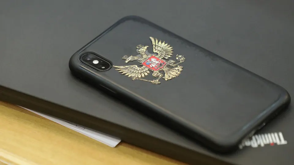 Чиновники регионов закупают устройства против прослушки: генераторы-вибровозбудители и акустоизлучатели, потрачено не менее 20 млн рублей за два года. В закупках задействованы Башкирия, РАН, Дальневосточная таможня и Брянская область, что связано с коррупционными делами.