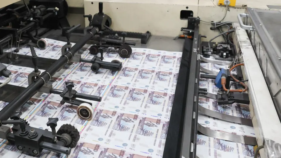 Минфин вернулся к выпуску долговых бумаг с плавающим купоном на сумму 1 трлн рублей; спрос превысил предложение и это влияет на бюджет и банковский сектор.