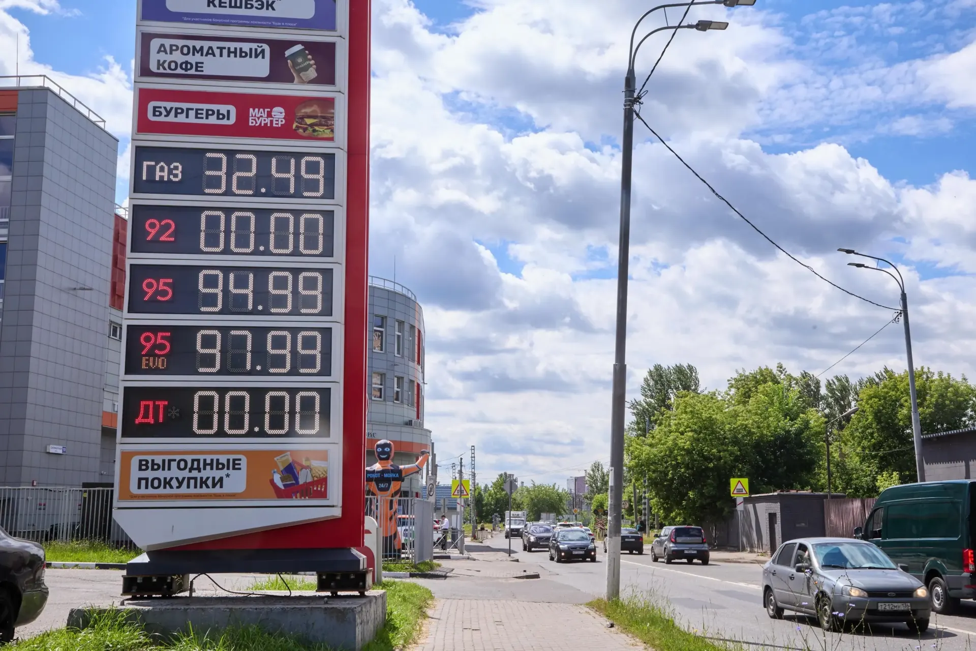 Липецкое управление ФАС потребовало снизить розничные цены на бензин АИ-92 и АИ-95 после выявления резкого скачка; мониторинг выявил десятки аналогичных мер в отношении розничной торговли топливом.