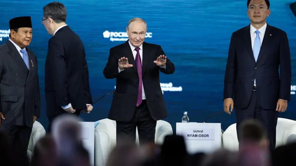 Президент на Восточном экономическом форуме опроверг слухи о возможной заморозке вкладов граждан и заверил, что банки работают в обычном режиме; экономика остаётся стабильной. Обсуждались вопросы депозитов и возможных мер.