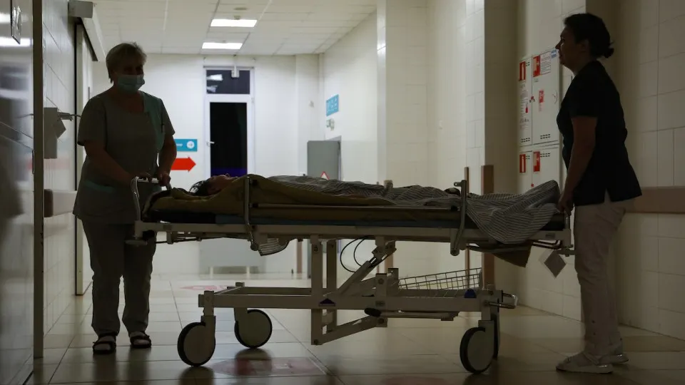 По данным Росстата, за полугодие в здравоохранении и социальных учреждениях зафиксированы увольнения по сокращению штатов, а также роста заявлений об уходе сотрудников; происходят планы сокращения расходов и оптимизации в бюджете регионов.
