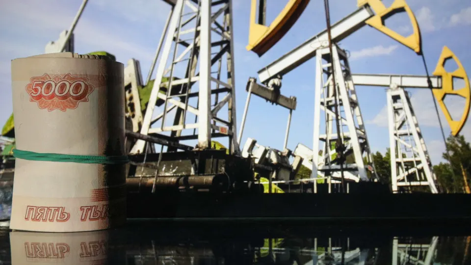 Прогнозы на ближайшие годы указывают на рост скидок на нефть и снижение экспортной выручки, что может повлиять на курс рубля и объём валютных интервенций.