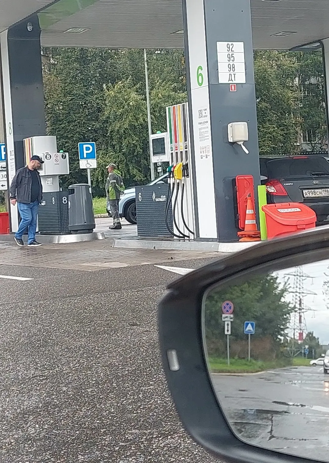 Очереди на заправках сокращаются, но водители жалуются на рост цен на газовое топливо.
