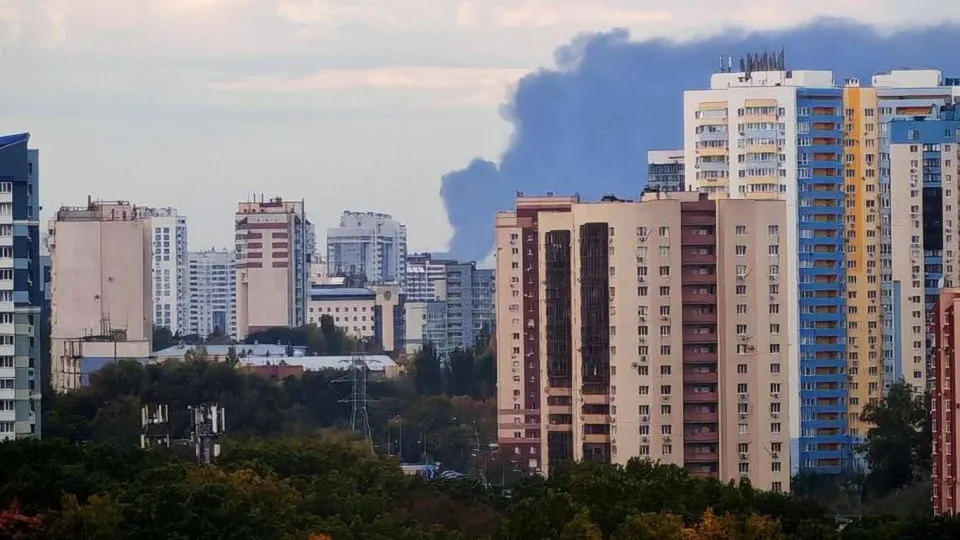 В ночь на 23 сентября в Башкортостане и Самарской области зафиксированы атаки беспилотников. После инцидентов на нефтеперерабатывающем заводе возник пожар, вводится режим беспилотной опасности.