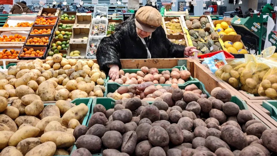 Урожай картофеля снижается, а цены на него и другие овощи растут из-за повышения затрат на перевозку и хранение.