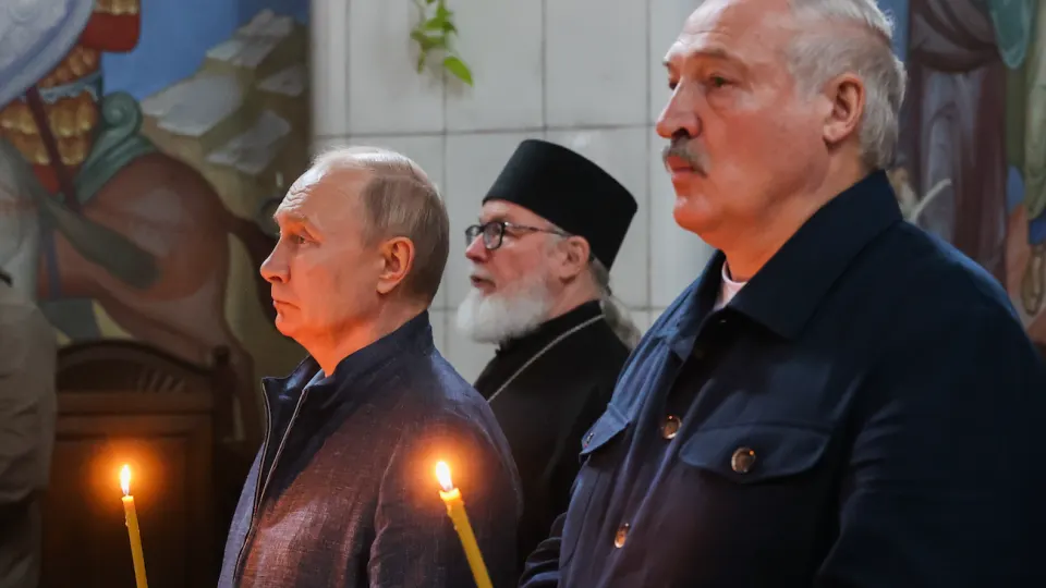 Россия нарастила импорт топлива у Беларуси на фоне бензинового кризиса: в январе–август поставлено 866 тыс. тонн бензина с двух белорусских НПЗ — в 23 раза больше, чем за аналогичный период годом ранее; поставки дизельного топлива достигли 570 тыс. тонн. В июле зафиксированы рекордные объемы: 212 тыс. тонн бензина, 162 тыс. тонн дизеля и 13,1 тыс. тонн авиакеросина.