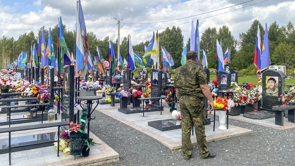Регионы снижают выплаты за гибель на войне на фоне бюджетных проблем и снижения доходов, что влияет на семьи военнослужащих.