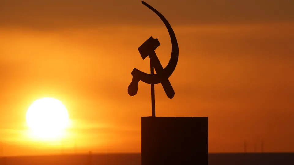 Высокие военные траты и внешняя политика подрывают экономику страны, предупреждают аналитики.