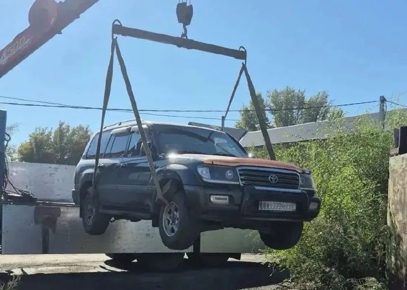 Судебные приставы арестовали Toyota Land Cruiser 2005 года за задолженность перед энергоснабжающей организацией; общая сумма долга — 3 млн 90 тыс. рублей.