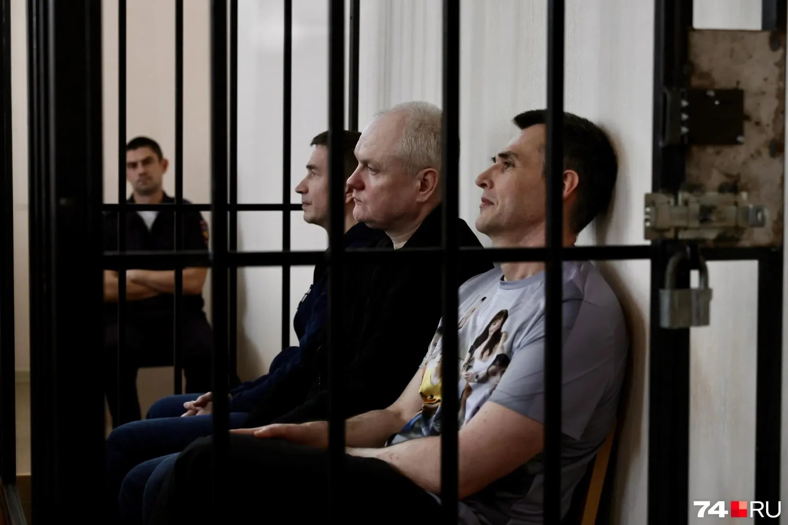 В Челябинской области расширился состав обвиняемых в деле о растрате бюджетных средств и взятках в дорожной сфере; между фигурантами оказались чиновники Миндортранса и представители компаний.