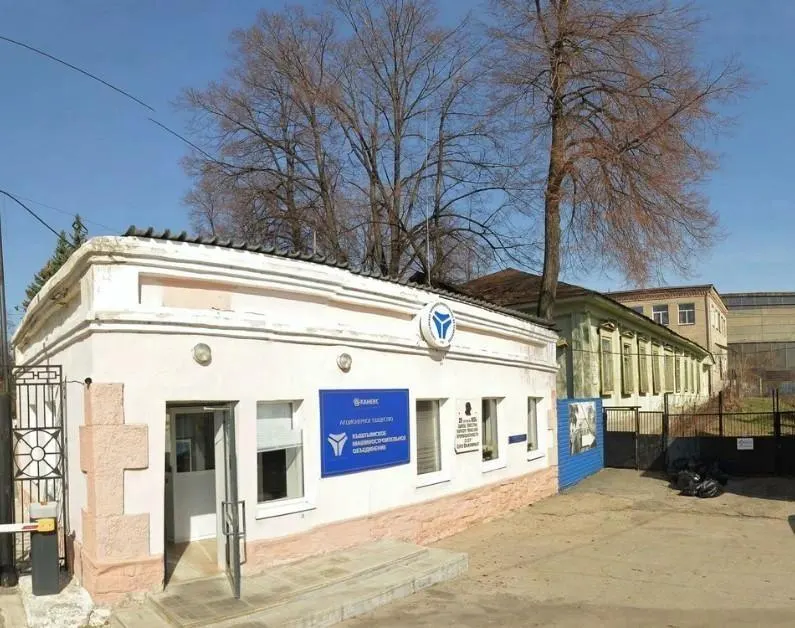 Крупное челябинское предприятие по производству горного оборудования признано банкротом; за годы кризиса численность рабочих сократилась значительно, начался процесс ликвидации и распределения долгов.