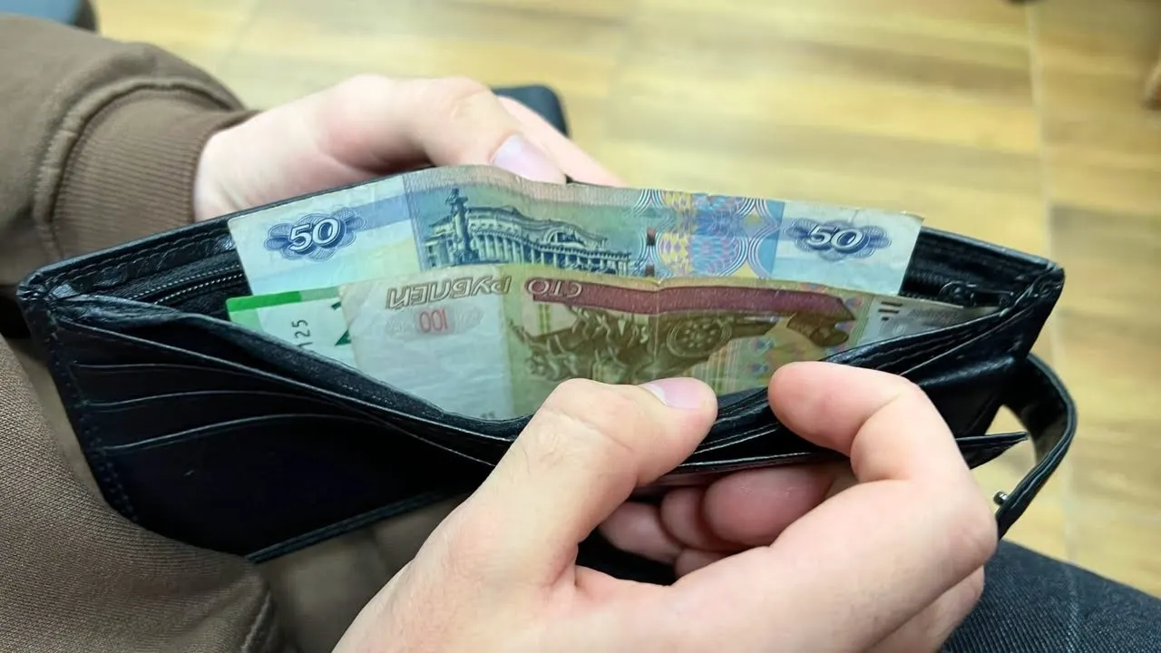 С июля 2026 года в Омске средняя начисленная зарплата составила 79 114 рублей — примерно на 7 тысяч ниже июня и на 6% выше уровня прошлого года.