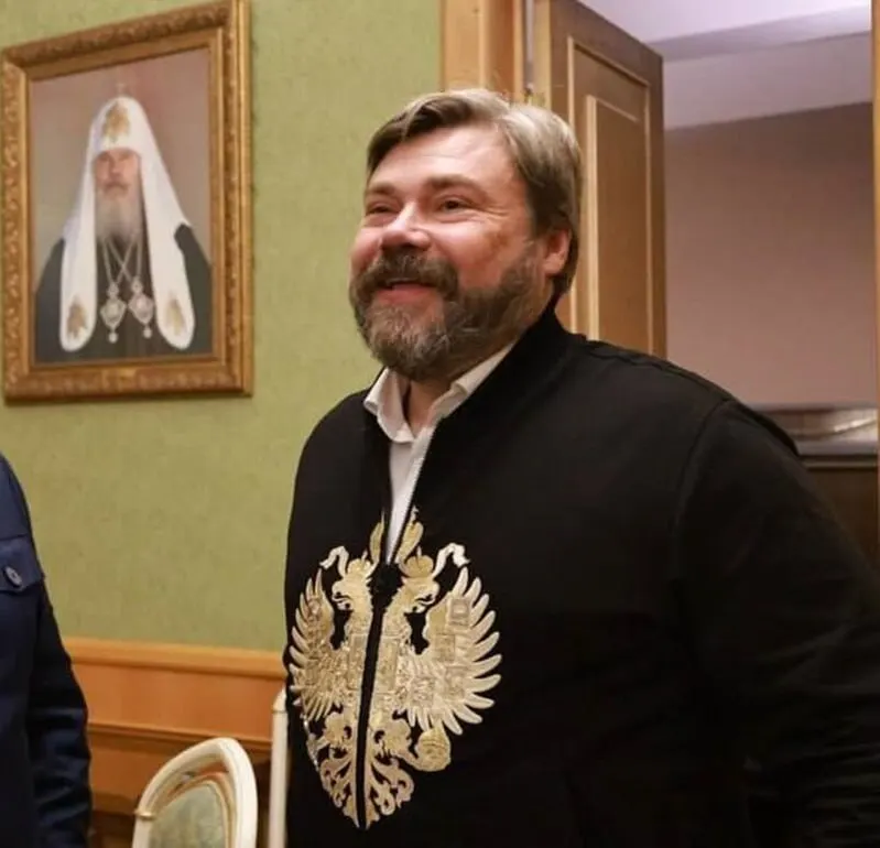 Сообщается об аресте счетов и перечислении средств на Украину; обсуждаются вопросы санкций и правовых разбирательств.