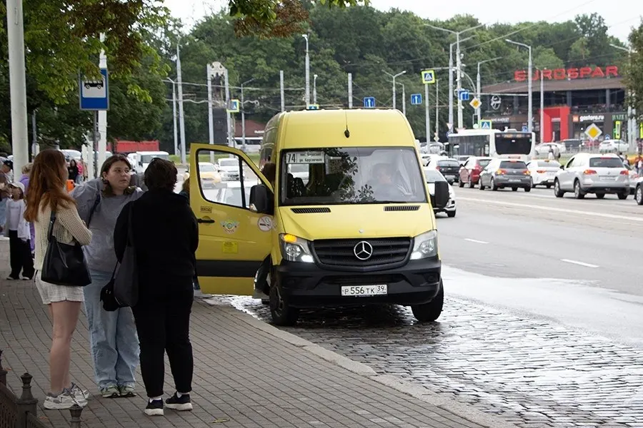 В Калининграде наблюдается перестройка рынка пассажирских перевозок: часть машин снимается с линии, водители уходят к новому оператору.