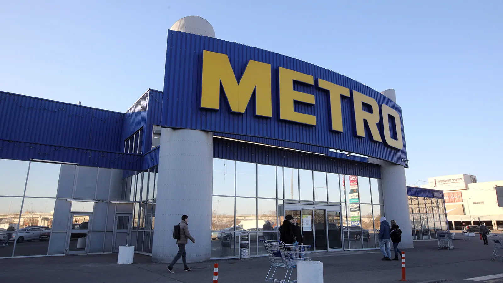Германская Metro AG заявила об отсутствии связи с действиями российского подразделения и подчеркнула недопустимость любой поддержки вооружённого конфликта на территории Украины.