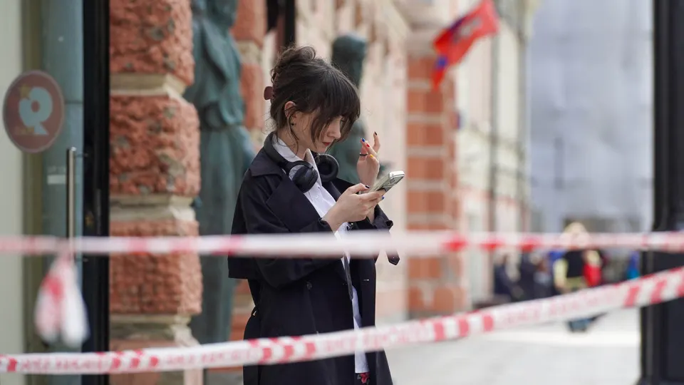 После проведения в столице международных форумов жители центральных районов столкнулись с перебоями в мобильной связи, снижением скорости и ограничением доступа к ресурсам. Власти ссылаются на меры безопасности.