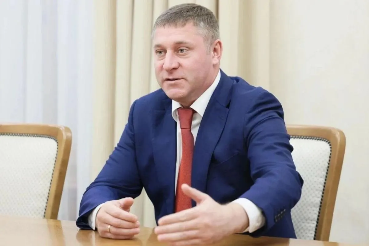 В интервью обсуждаются планы развития экономики региона: строительство жилых комплексов, создание свободной экономической зоны и внедрение технологий противодействия беспилотникам, а также выезды чиновников в регионы.