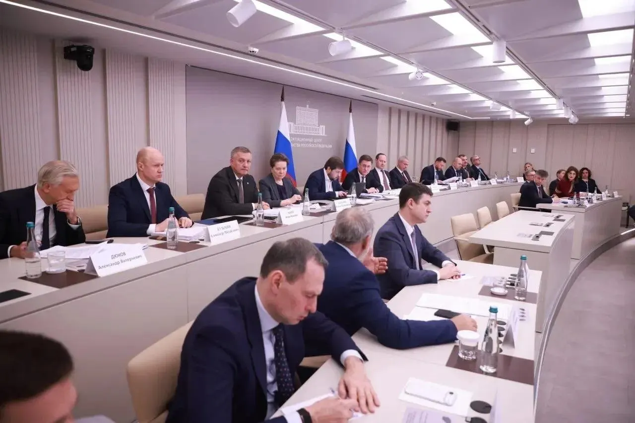 Идет обсуждение мер по стабилизации поставок топлива: налаживание прямых поставок с Яйского НПЗ в Кузбассе и усиление контроля за рынком.