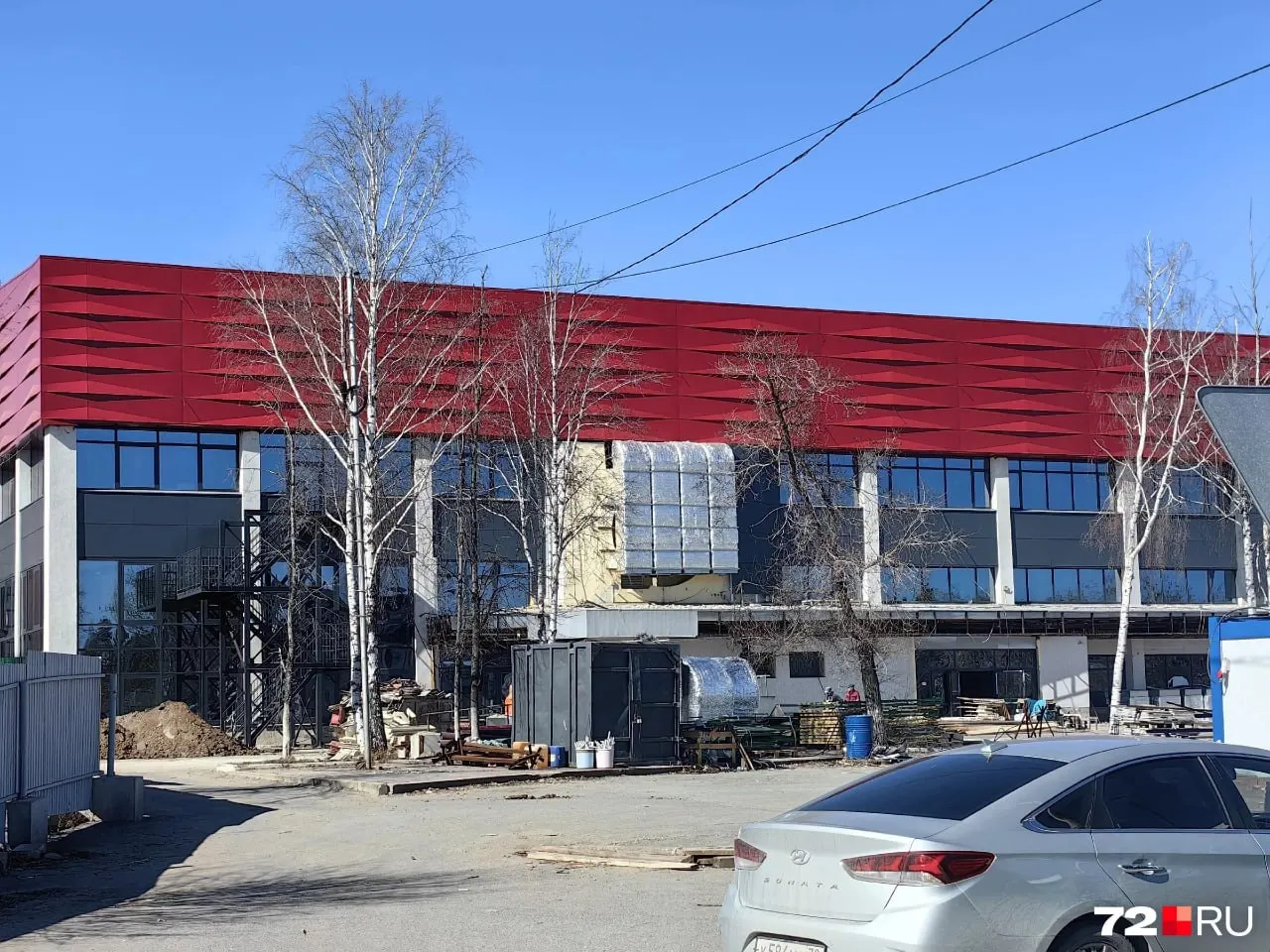На реконструкцию выделены крупные средства, однако точные сроки завершения и открытия объекта пока не определены.