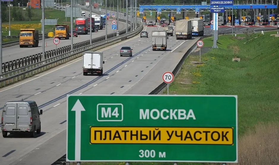 Экономист сообщил, что разделение дорог на платные и бесплатные может уйти в прошлое в ближайшие годы, а внедрение платы за пройденный километр уже обсуждается.