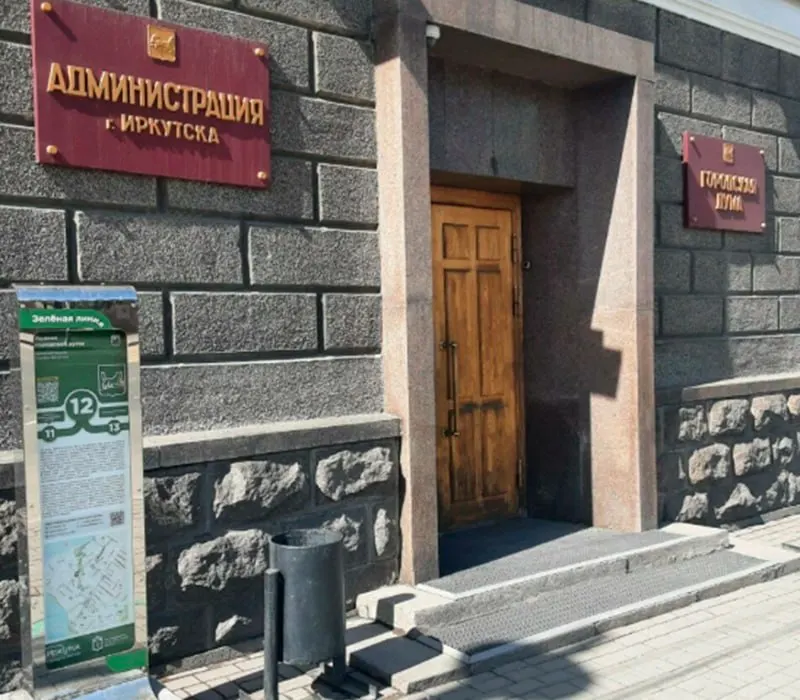 Муниципальные власти пытаются переложить вину за организацию питания на директоров школ; антимонопольное расследование по делу о сговоре в школьном питании продолжается, а в регионах фиксируются аналогичные случаи.