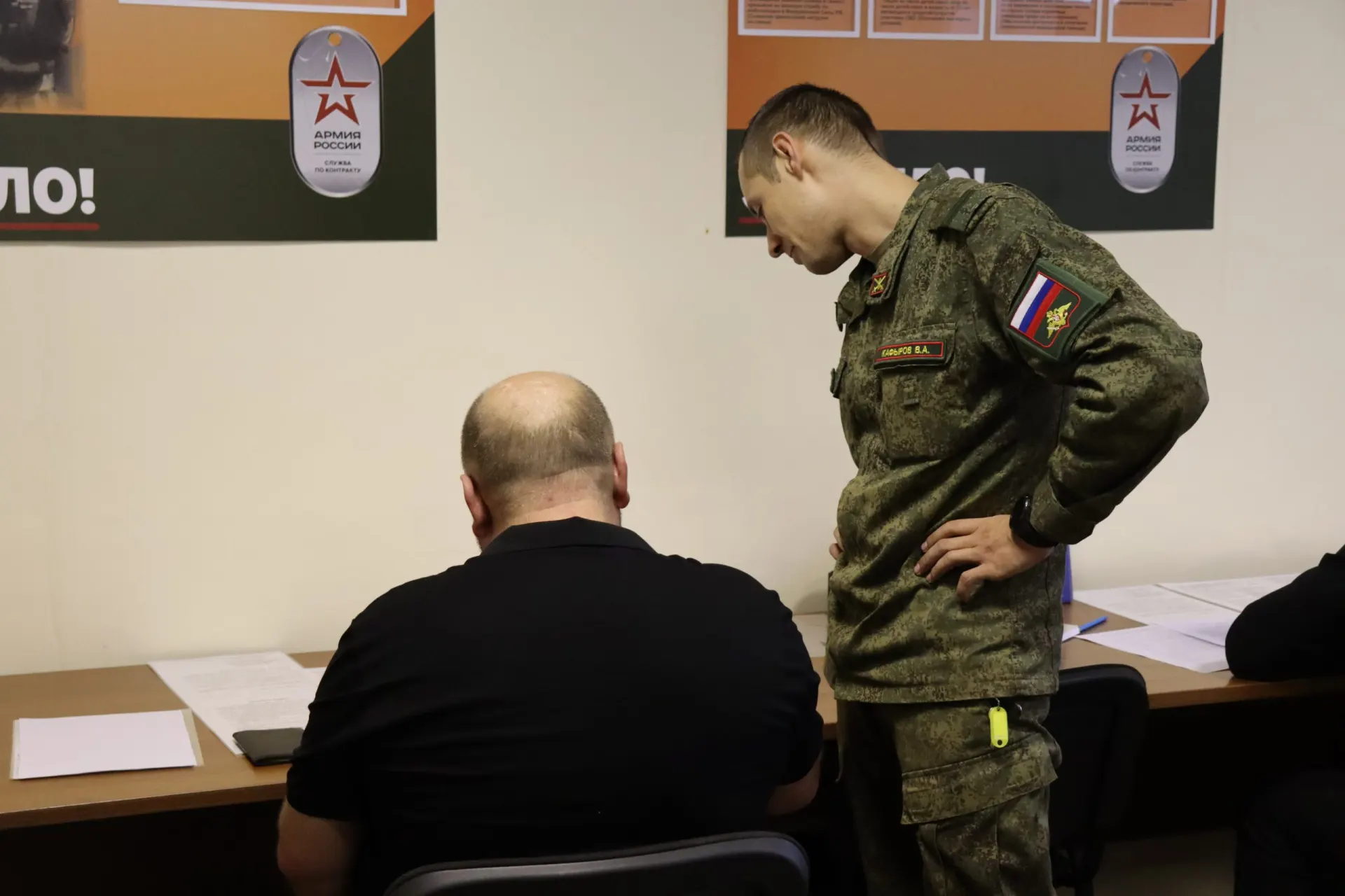 Региональные выплаты контрактникам сокращаются в ряде регионов. Эксперты связывают это с бюджетами, планами набора и возможной мобилизацией.