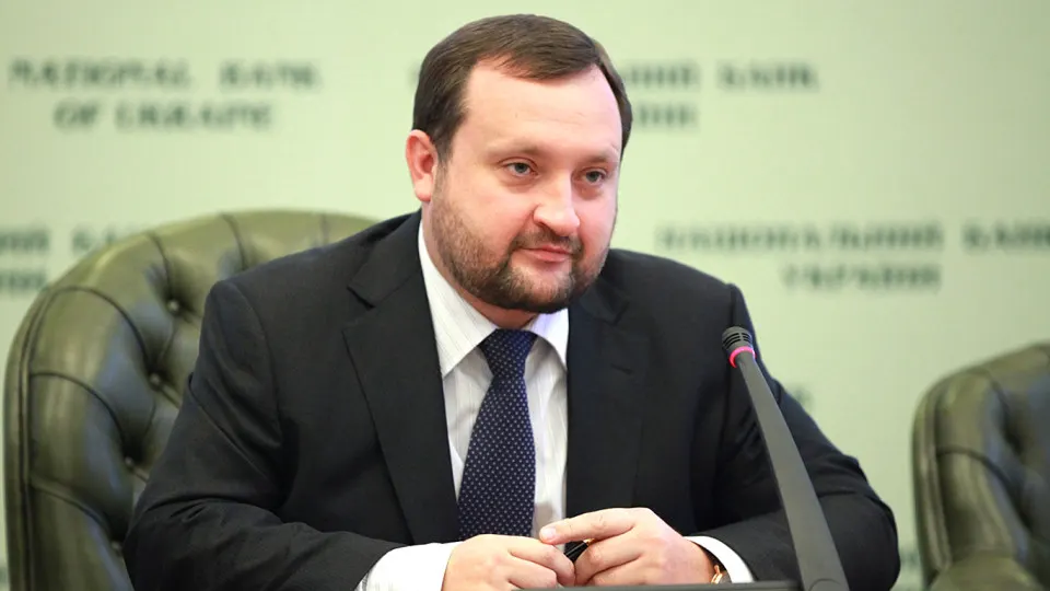 Расследование показывает, что близкие Арбузова владеют дорогой недвижимостью и автомобилями премиум‑класса, а их бизнес действовал в Донбассе и в России и не всегда отражался в декларациях.