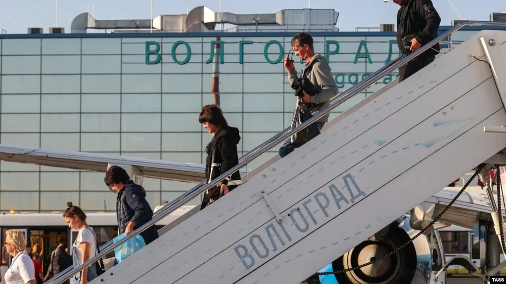 За восемь месяцев 2026 года российские аэропорты чаще закрывались из‑за угроз беспилотников, что повлекло рост резервного авиасообщения и значительные убытки сектора.