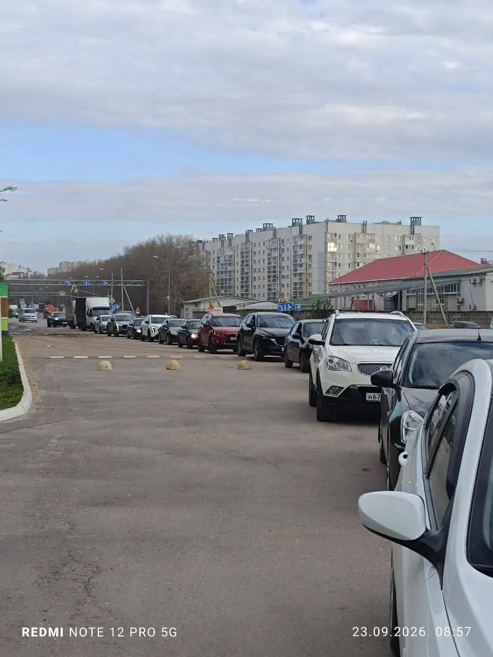 Эпизод указывает на продолжающийся кризис поставок топлива и остановки НПЗ, что отражается на повседневной жизни водителей.