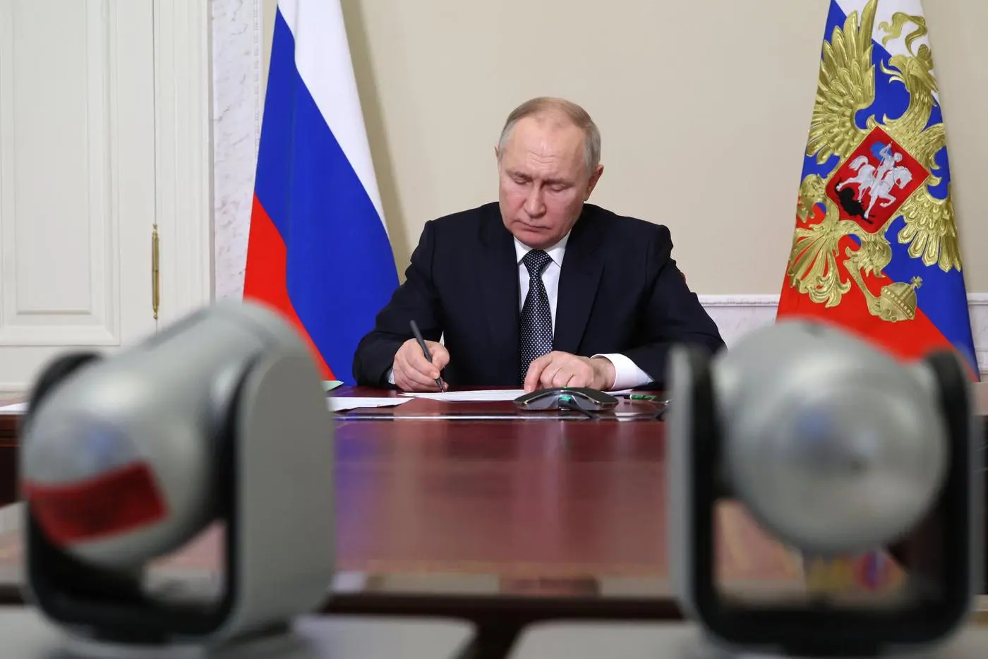 Через механизм доверительного управления активы группы оказались под надзором, конкретные компании идентифицированы не полностью.