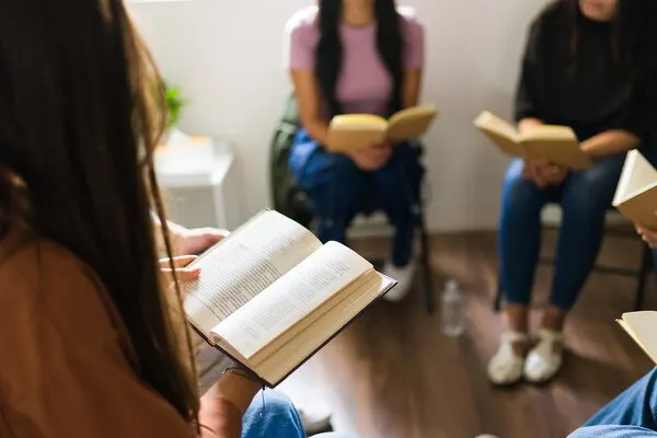 Спрос на книги о ментальном здоровье значительно вырос, что отражает рост интереса к теме психологического благополучия и сопутствующих услуг.