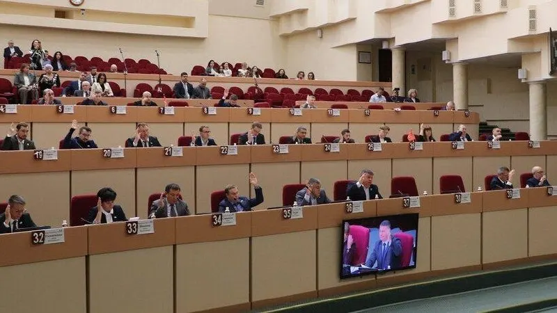 Депутаты городской думы утвердили поправки к бюджету: 291 млн рублей на оплату труда бюджетников, 125 млн — в резерв, свыше 40 млн — на топливно-энергетические ресурсы, 10 млн — на наружное освещение и 15 млн — на работу СГЭТ. Также упомянули возможный дефицит бюджета.