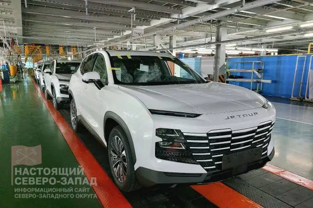 На заводах в Санкт-Петербурге планируют изменить схему выпуска кроссоверов: сначала две версии будут собираться на двух площадках, затем — на одной, чтобы снизить риск окупаемости инвестиций.