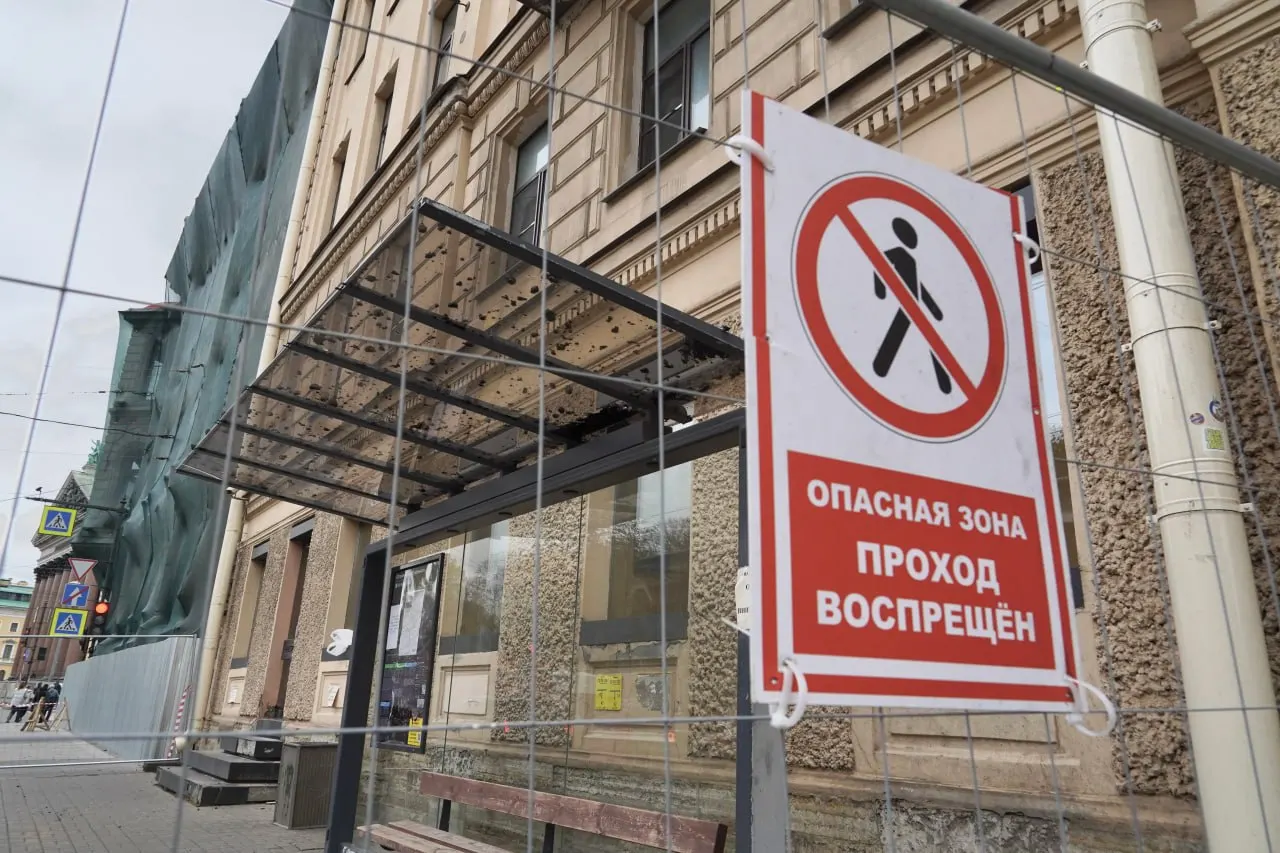 После возгорания в соседнем здании владельцы апарт‑отелей и кафе оценивают ущерб и формируют планы восстановления: кафе «Декабрист» рассчитывает открыть к 12 октября, а «Алмаз» потребуется примерно полгода на ремонт; собственники намерены требовать компенсацию.