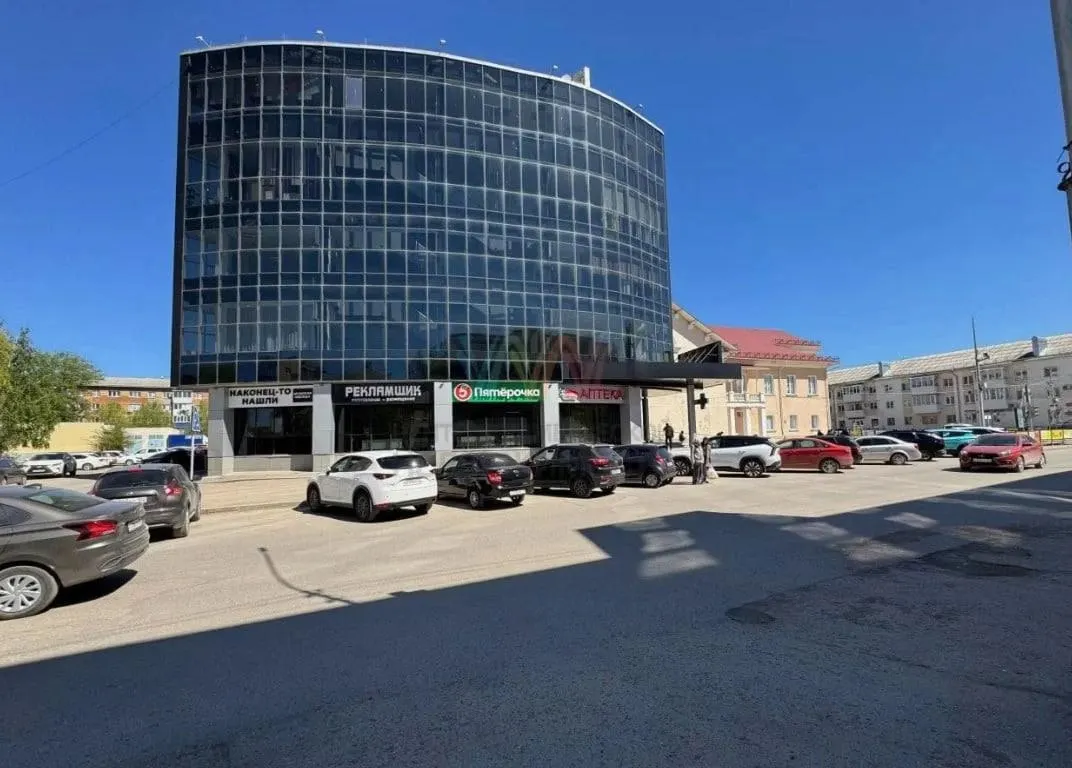В Октябрьском Башкортостана выставлен на продажу новый торговый центр с пятью уровнями и разнообразными магазинами; стоимость оценивается в 170 млн рублей.