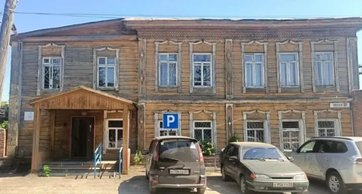 В Бийске выставлен на торги имущественный комплекс на улице Заводской, 81, включающий деревянный дом 1906 года постройки, земельный участок и два кирпичных гаража; стартовая цена и сроки подачи заявок.