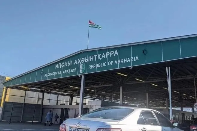 Реконструкция пропускного пункта в Адлере планируется завершиться к 2028 году; Росгранстрой провёл инспекцию работ.