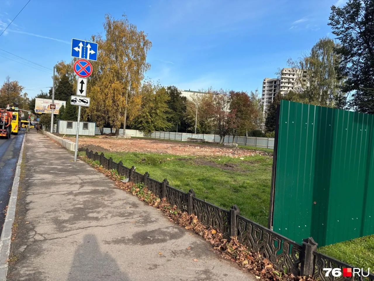 На участке на Советской улице установлено ограждение; запланировано возведение семиэтажного делового центра с подземной парковкой. Разрешение действует до 2028 года.